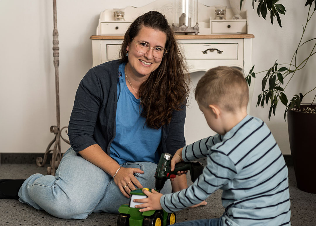 Besprechung mit 2 personen an einem runden Tisch.